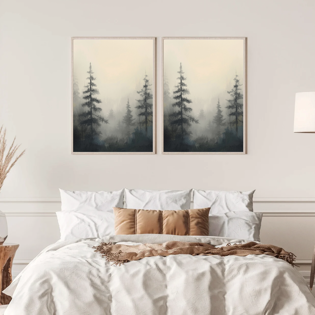 Mistig dennenbos schilderij met hoge dennenbomen in grijze mistsfeer in twee gouden lijsten naast elkaar aan witte muur boven bed met linnen beddengoed – atmosferisch wall art slaapkamer
