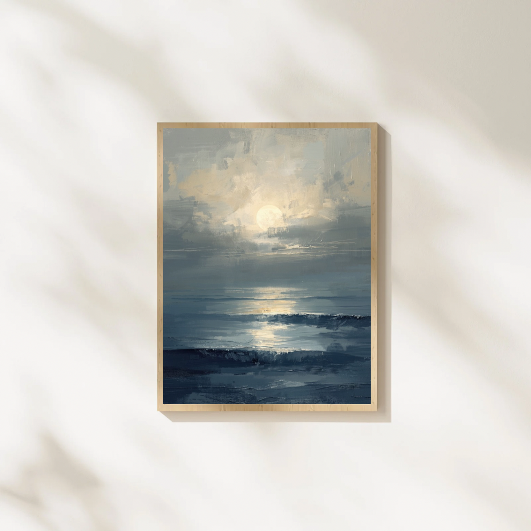 Maanlicht zee schilderij met grijsblauw water en gouden maangloed in gouden lijst staand op witte ondergrond tegen witte muur – cinematisch wall art slaapkamer
