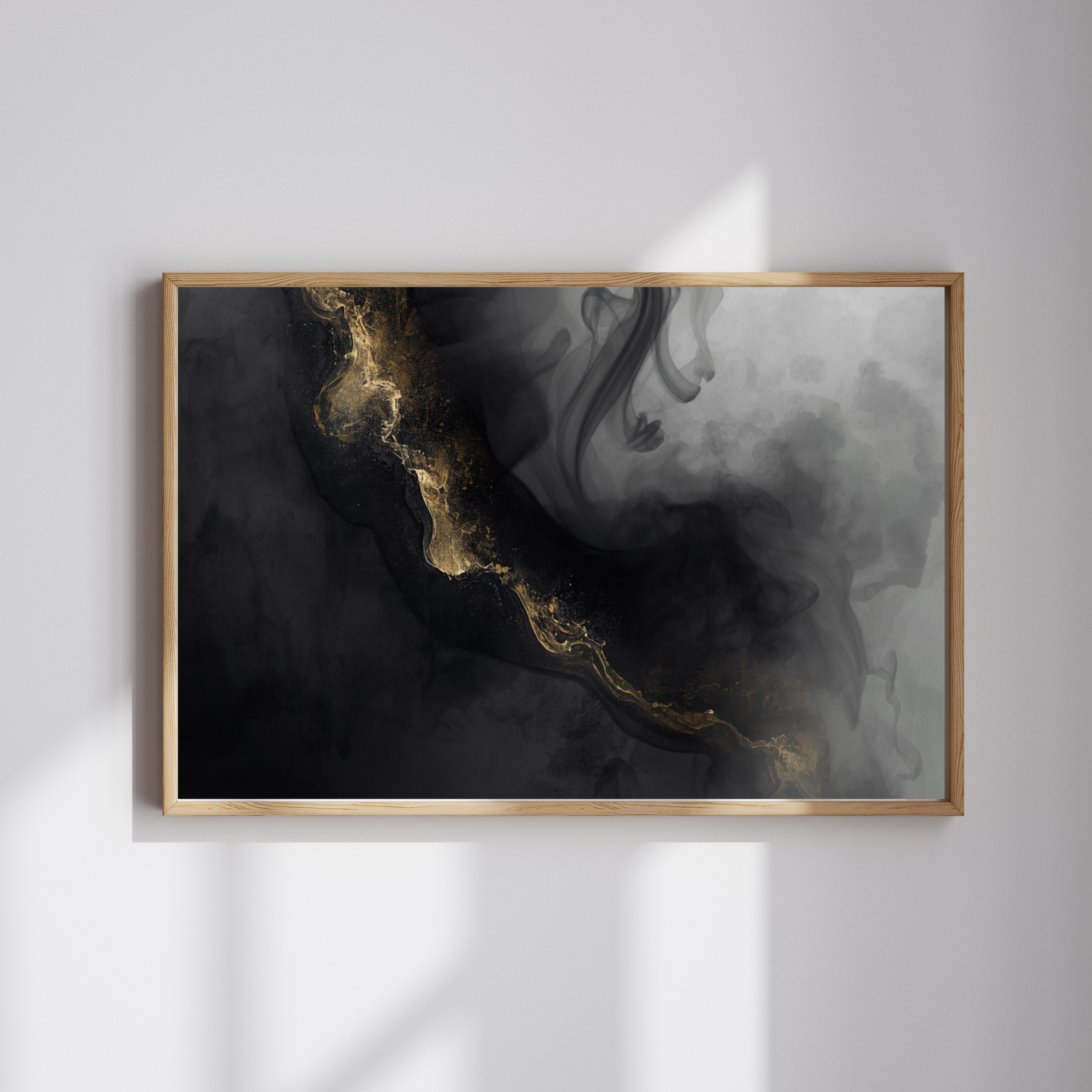 Abstract zwart goud marmeren schilderij met vloeiende wervelingen en gouden ader in gouden lijst hangend aan witte muur – dramatisch luxueus wall art overloop
