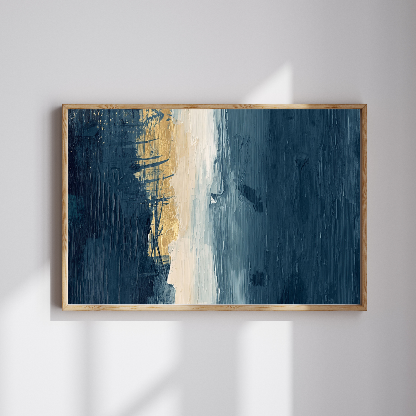 Abstract blauw goud schilderij met verticale gouden lichtbaan en diepblauwe penseelstreken in gouden lijst hangend aan witte muur – sereen wall art overloop

