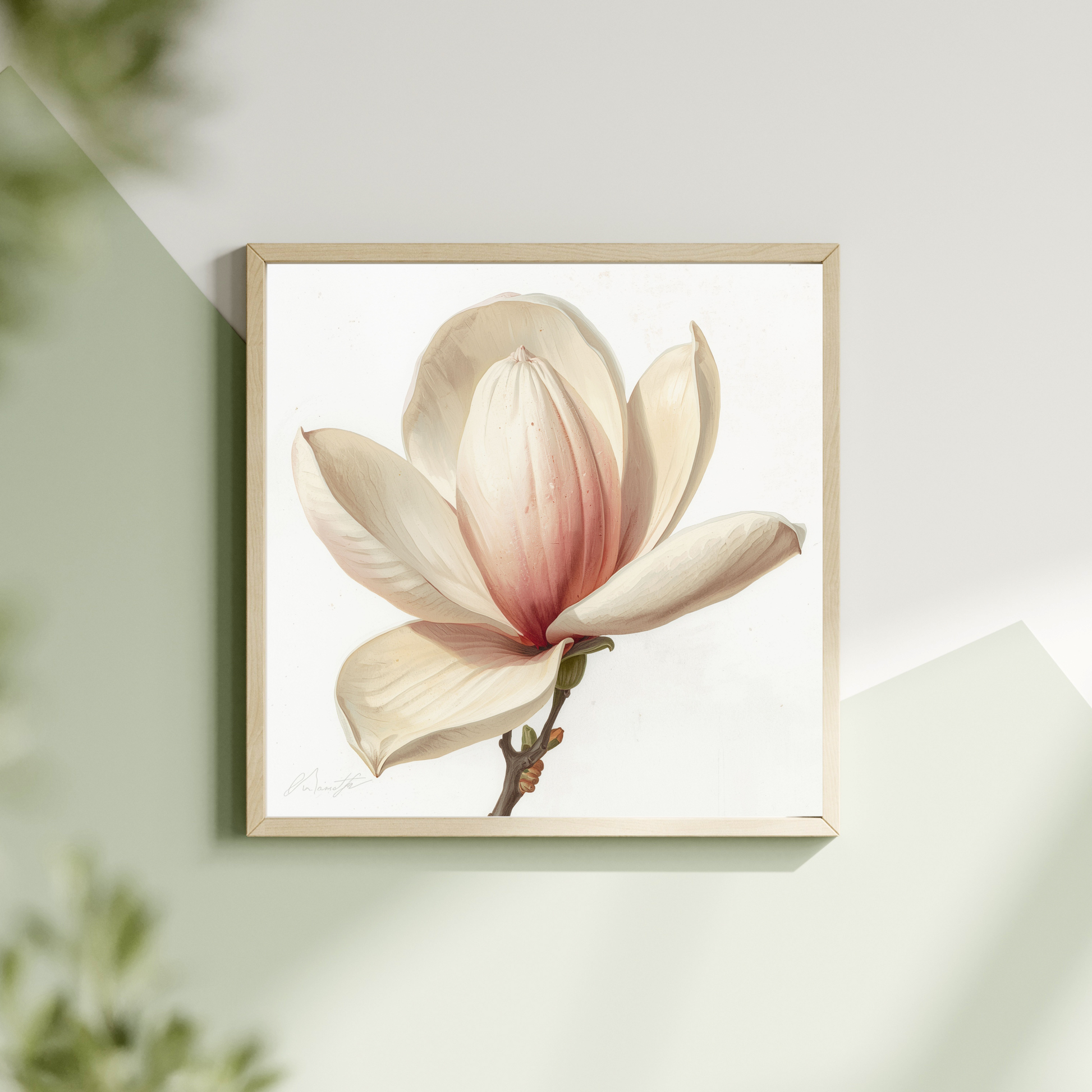 Magnolia bloesem schilderij met zachte roze magnolia in close-up in witte lijst hangend aan lichte muur met groene plant – botanisch wall art overloop
