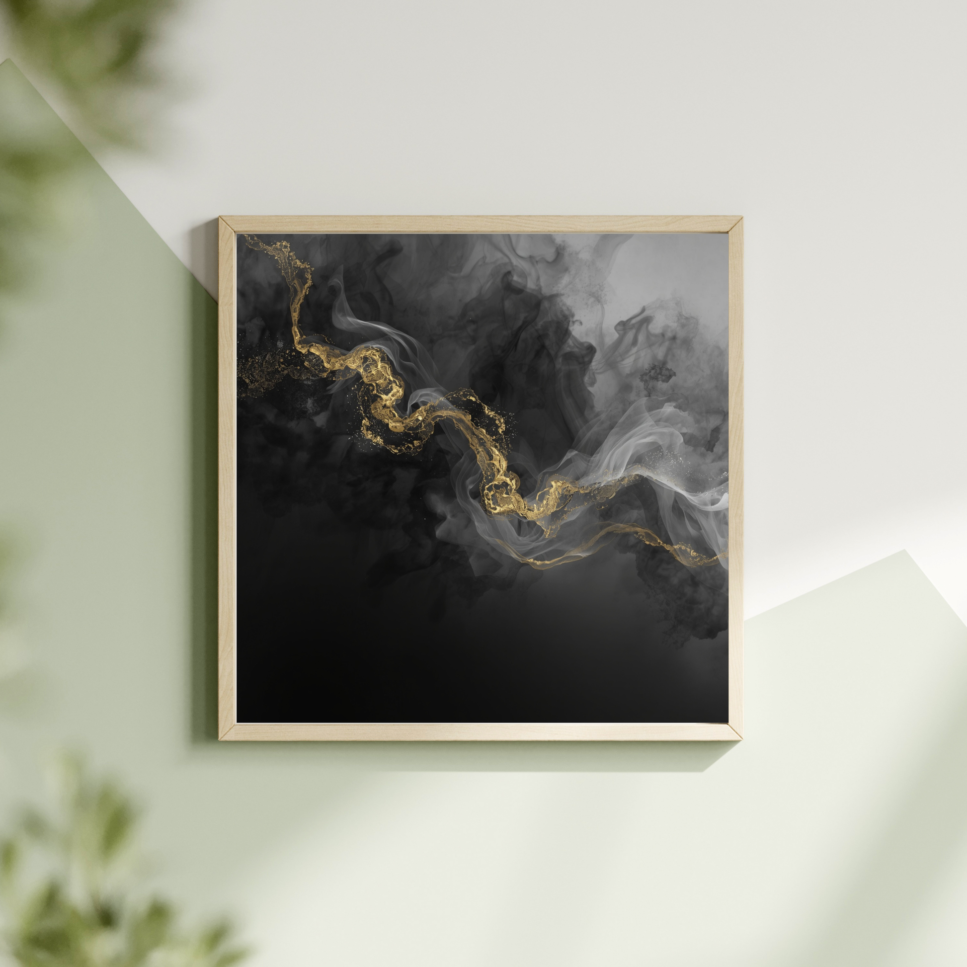 Abstract zwart goud rook schilderij met wervelende rookwolken en gouden ader in witte lijst hangend aan lichte muur met groene plant – mysterieus wall art overloop
