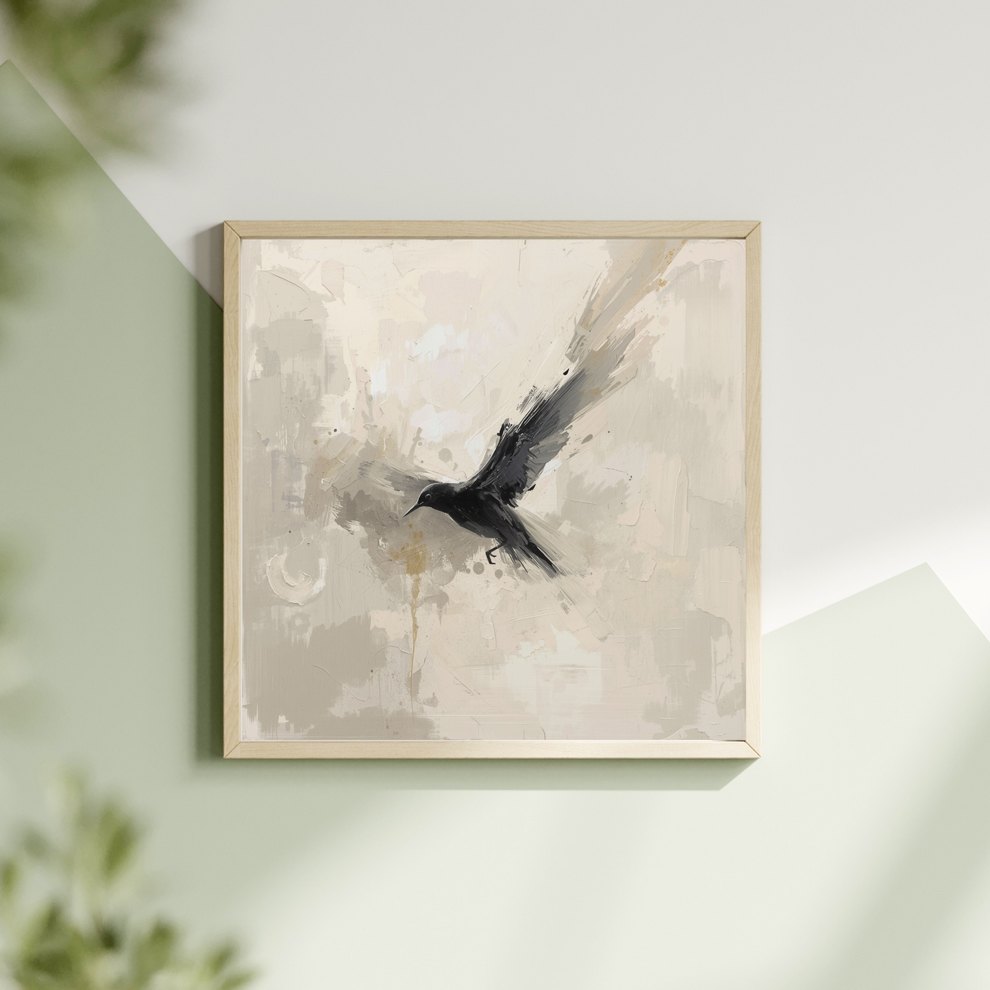 Vliegende kraai schilderij met zwarte kraai in vlucht op mistig crème fond in witte lijst hangend aan lichte muur met groene plant – expressief wall art overloop
