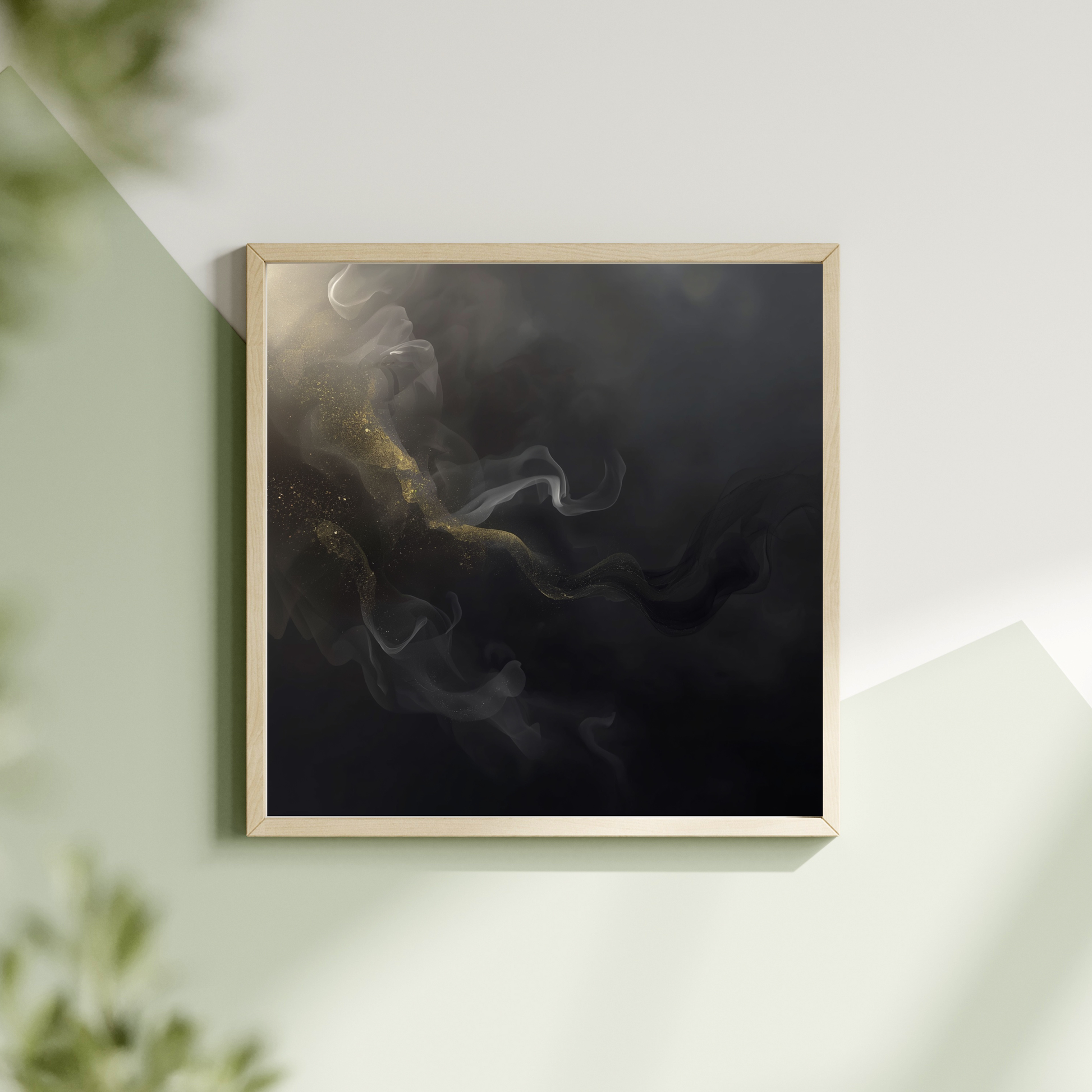 Abstract zwart wolk schilderij met donkere wolkenformaties en subtiele lichtgloed in witte lijst hangend aan lichte muur met groene plant – mysterieus wall art overloop
