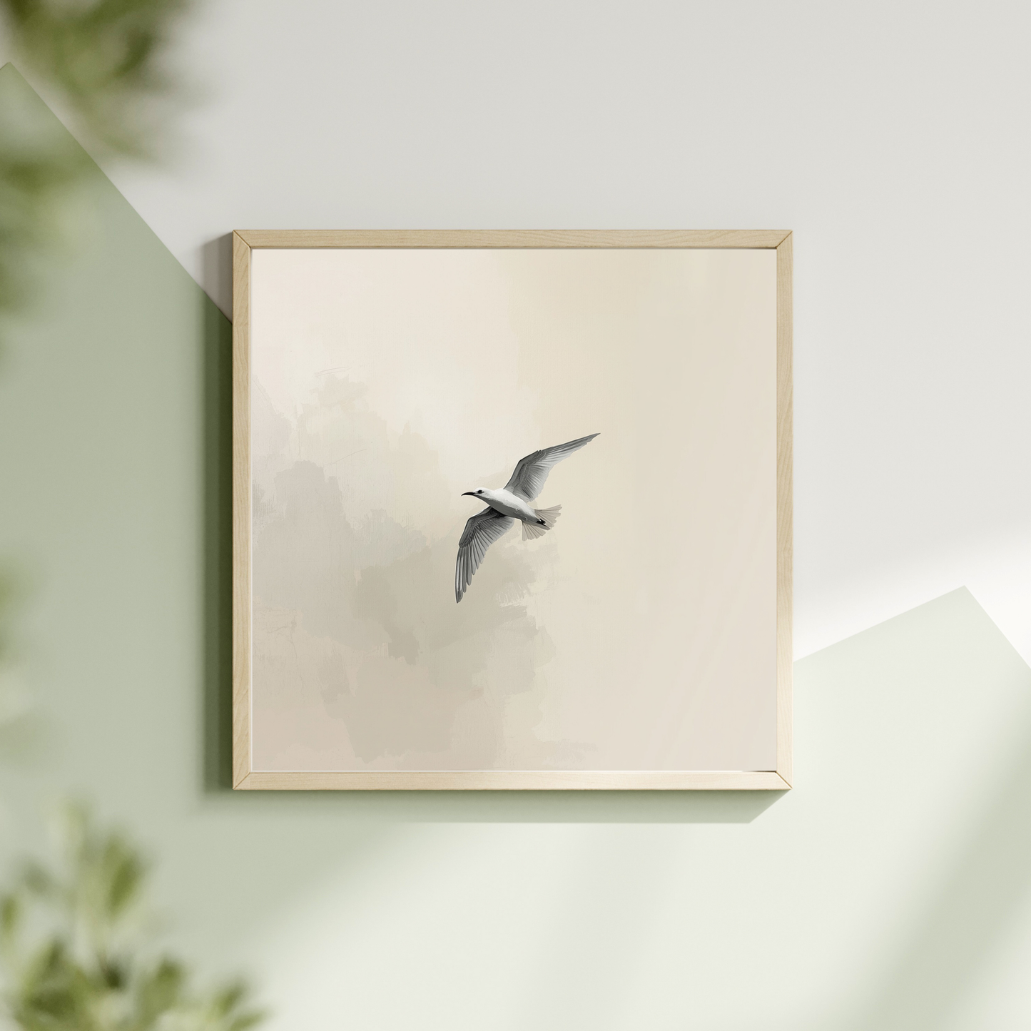 Vliegende meeuw schilderij met grijze meeuw in vlucht op crème fond in gouden lijst hangend aan lichte muur met groene plant – minimalistisch wall art overloop
