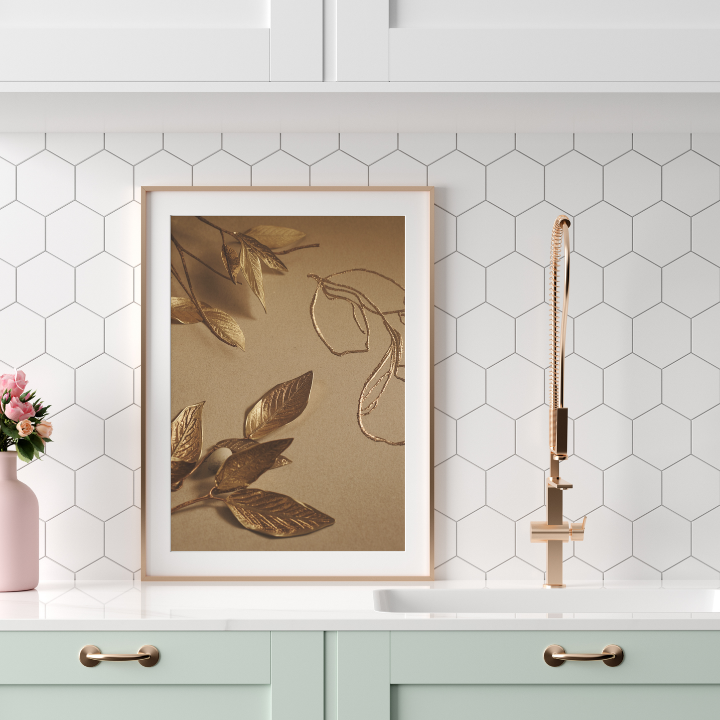 Gouden citrus reliëf canvas schilderij in gouden lijst boven mintgroene keuken met gouden kraan — luxe botanisch wanddecoratie
