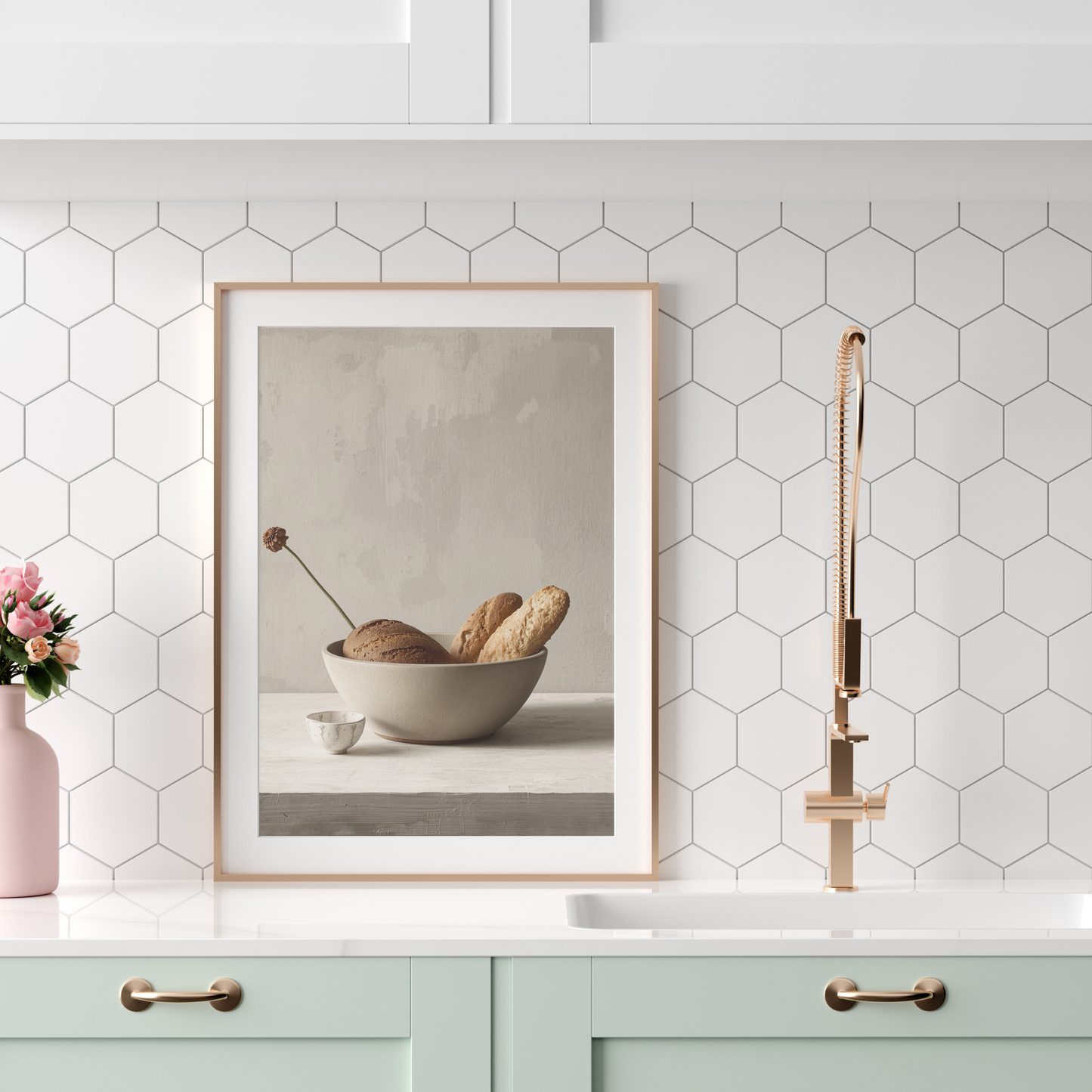 Brood en kom stilleven canvas schilderij in beige lijst boven mintgroene keuken met gouden kraan — rustiek wanddecoratie
