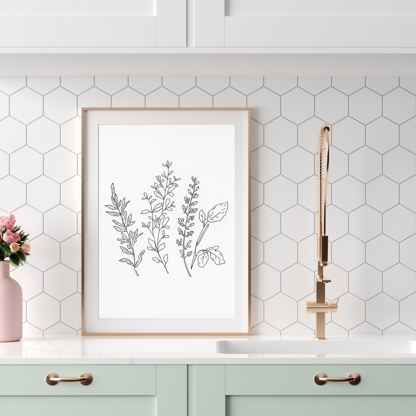 Botanische kruiden lijn tekening canvas schilderij in beige lijst boven mintgroene keuken met gouden kraan — tijdloos wanddecoratie
