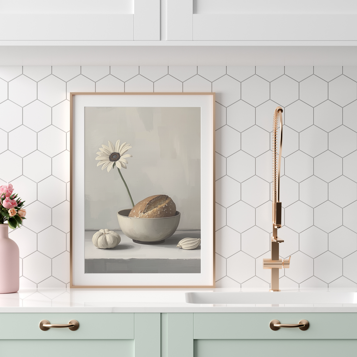 Madeliefje stilleven canvas schilderij in beige lijst boven mintgroene keuken met gouden kraan — minimalistisch wanddecoratie
