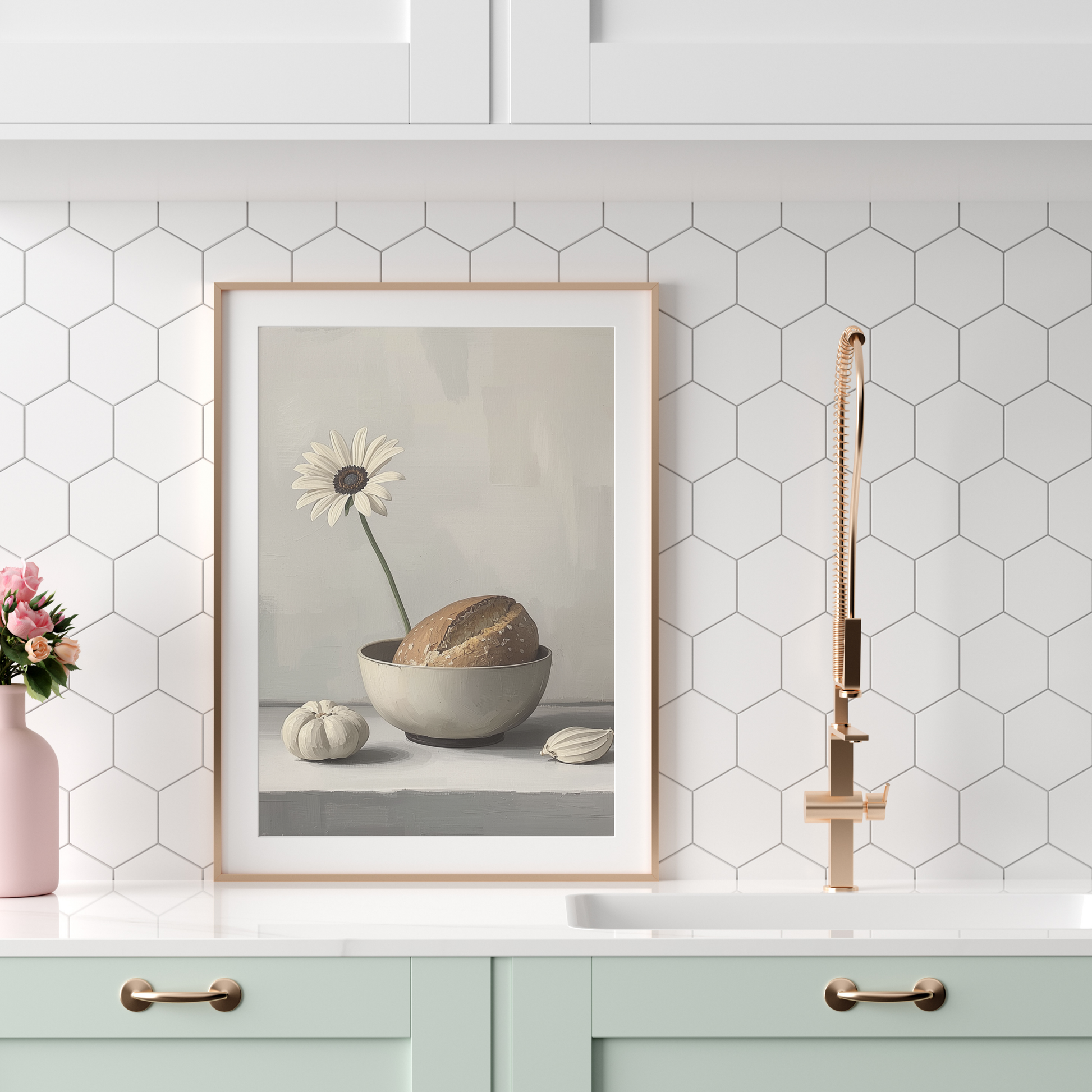 Madeliefje stilleven canvas schilderij in beige lijst boven mintgroene keuken met gouden kraan — minimalistisch wanddecoratie

