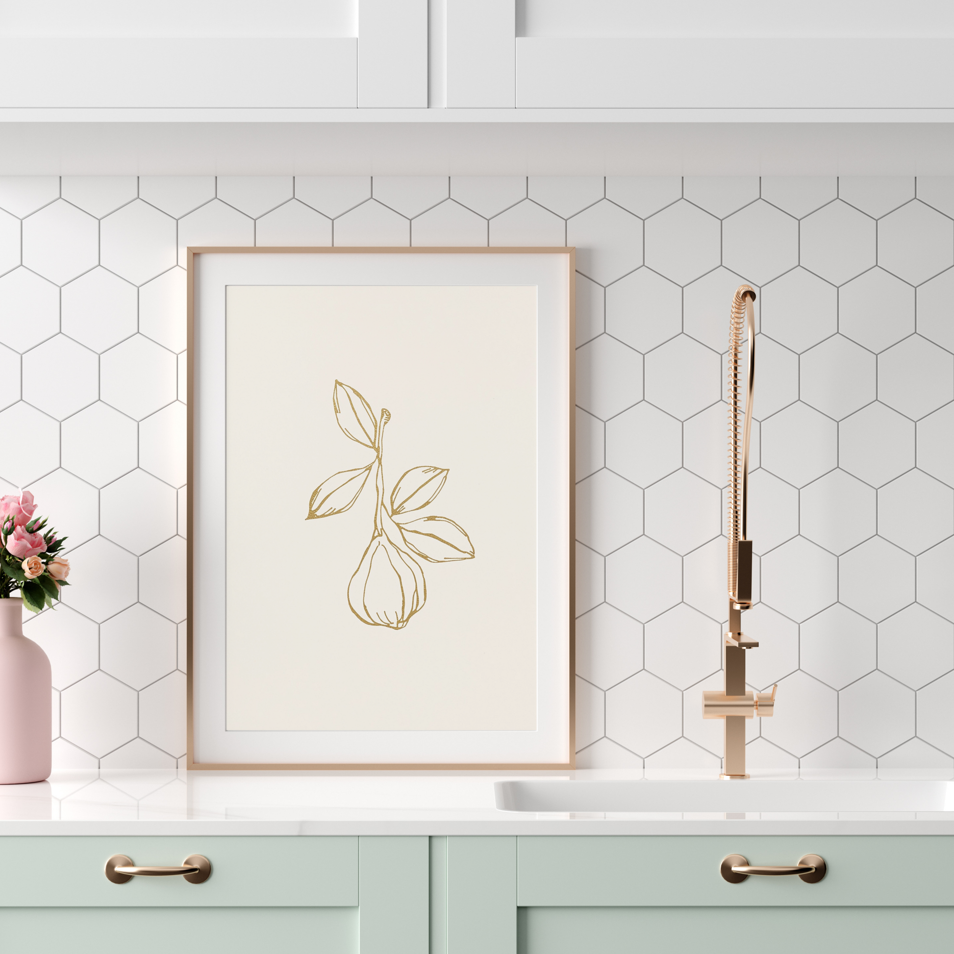 Gouden bloem lijn canvas schilderij in witte lijst boven mintgroene keuken met gouden kraan — minimalistisch wanddecoratie
