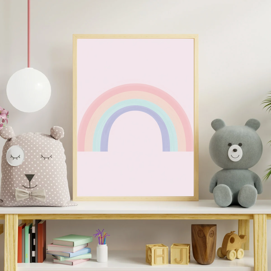 Pastel regenboog canvas schilderij aan kinderkamer muur boven plank met teddybeer — roze achtergrond wanddecoratie
