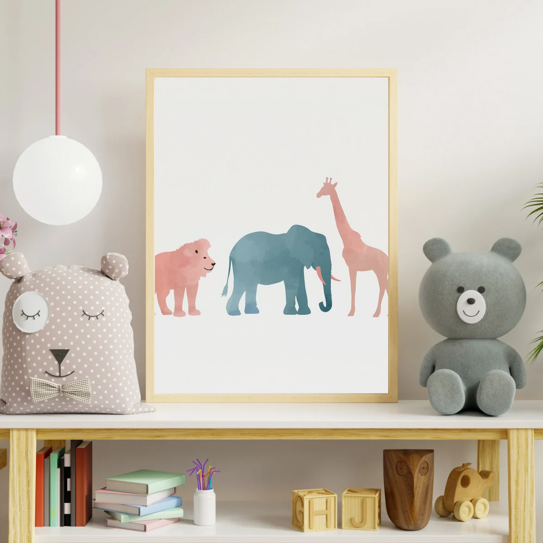 Safari trio canvas schilderij aan kinderkamer muur boven plank met teddybeer — roze leeuw teal olifant giraf wanddecoratie

