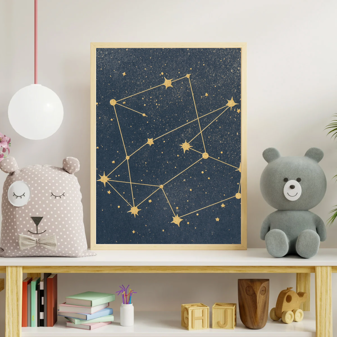 Gouden constellatie sterrenkaart canvas schilderij aan kinderkamer muur boven plank met teddybeer — donkerblauw wanddecoratie
