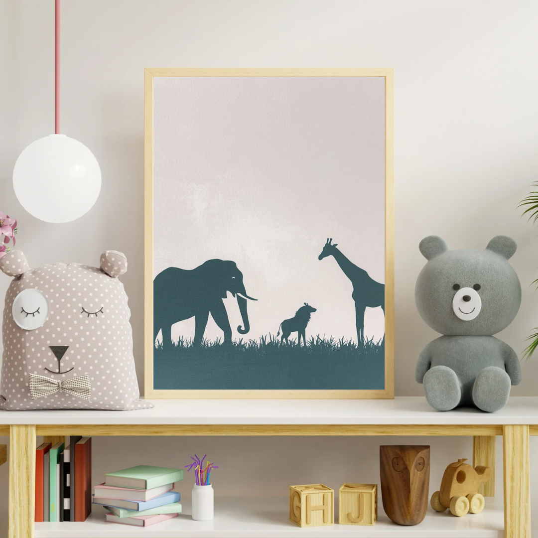 Savanne silhouet canvas schilderij aan kinderkamer muur boven plank met teddybeer — donkergroen olifant giraf wanddecoratie
