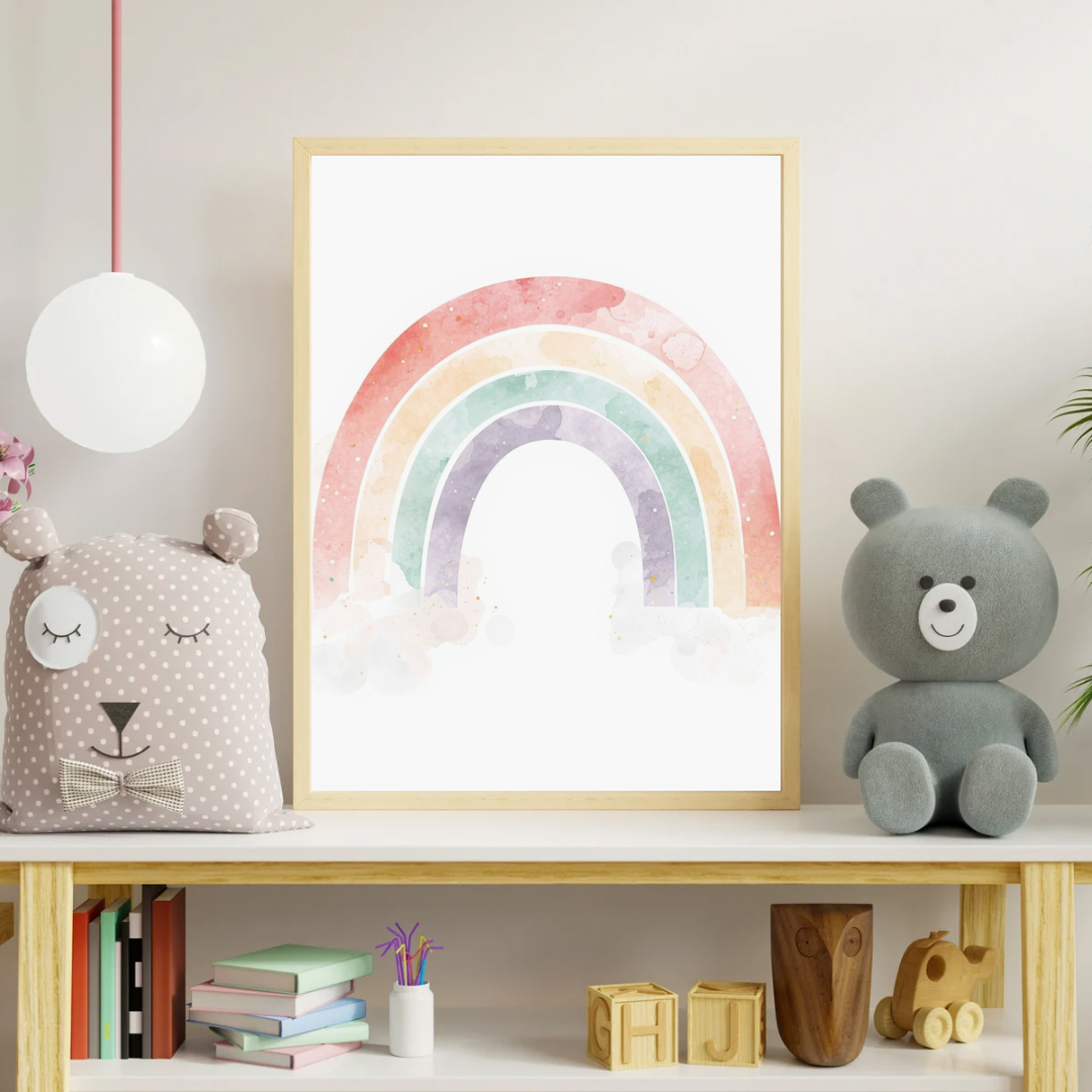Aquarel regenboog canvas schilderij aan kinderkamer muur boven plank met teddybeer — pastel wanddecoratie
