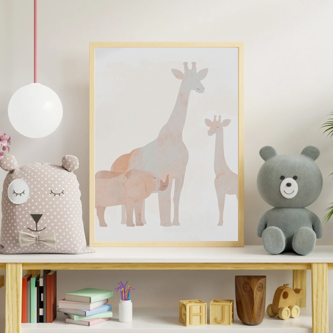 Safari silhouet canvas schilderij aan kinderkamer muur boven plank met teddybeer — giraf olifant pastel wanddecoratie
