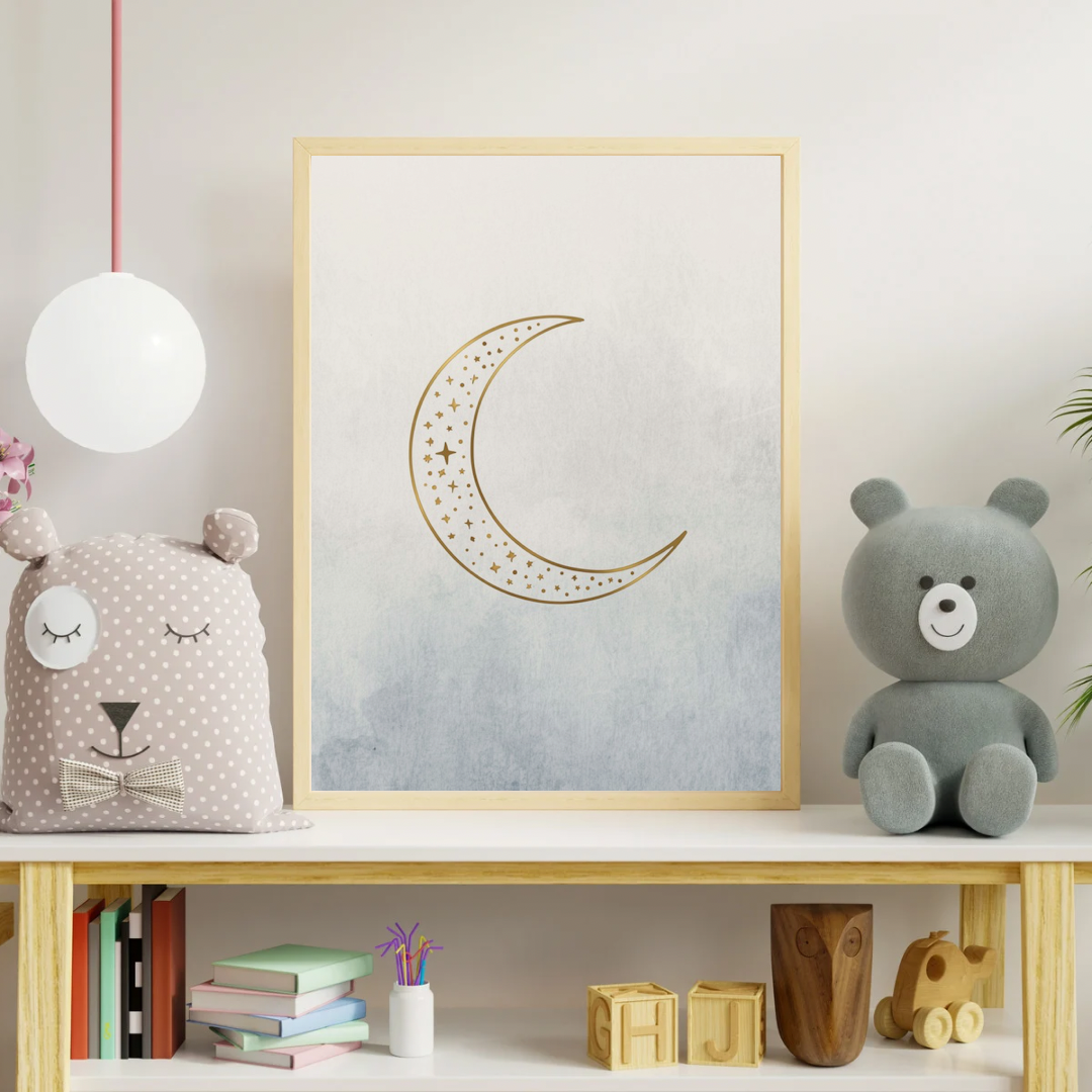 Gouden sikkel maan sterretjes canvas schilderij aan kinderkamer muur boven plank met teddybeer — blauwe hemel wanddecoratie
