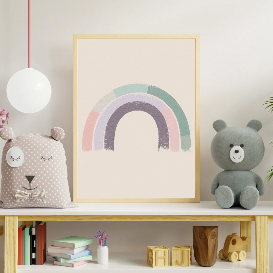 Pastel regenboog canvas schilderij aan kinderkamer muur boven plank met teddybeer — roze mint wanddecoratie
