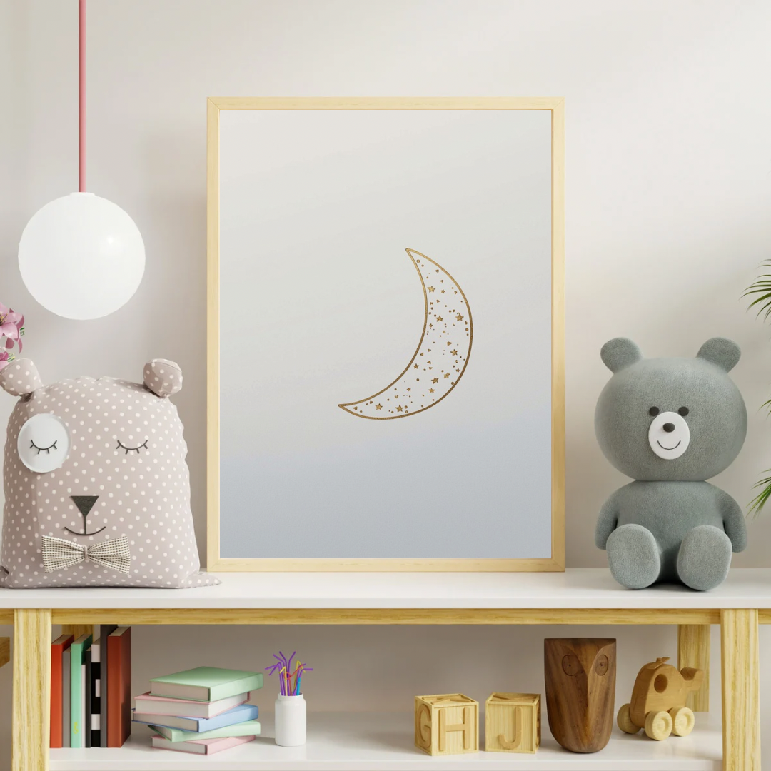 Gouden maan stippen canvas schilderij aan kinderkamer muur boven plank met teddybeer — minimalistisch wanddecoratie
