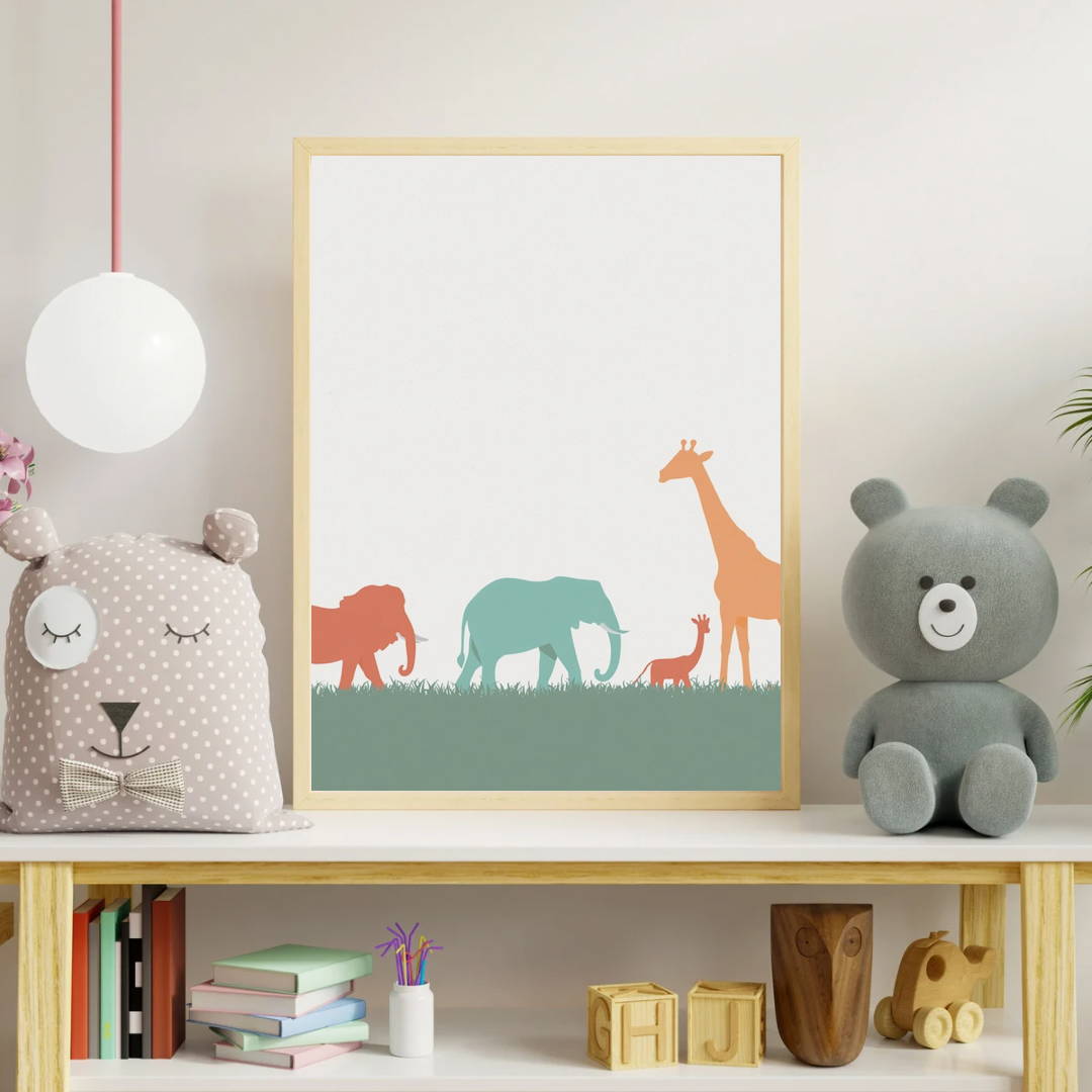 Safari dieren canvas schilderij aan kinderkamer muur boven plank met teddybeer — giraf olifant leeuw wanddecoratie
