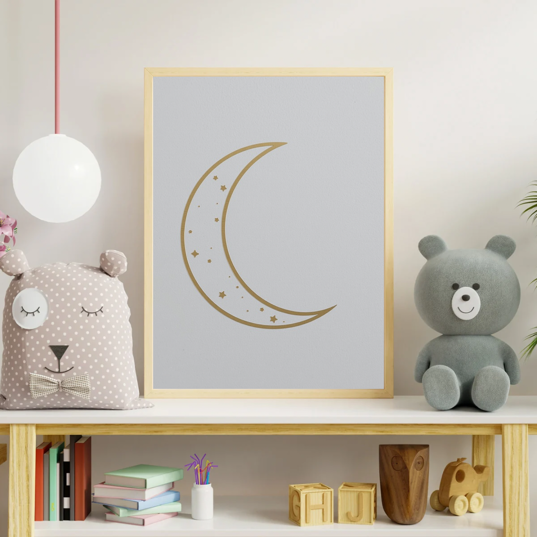 Gouden maan canvas schilderij in gouden lijst aan kinderkamer muur boven plank met teddybeer — minimalistisch wanddecoratie
