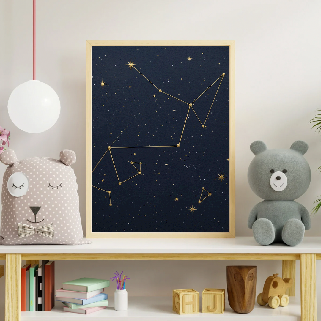 sterrenbeeld canvas schilderij aan kinderkamer muur boven plank met teddybeer en boeken — nachtelijke hemel wanddecoratie
