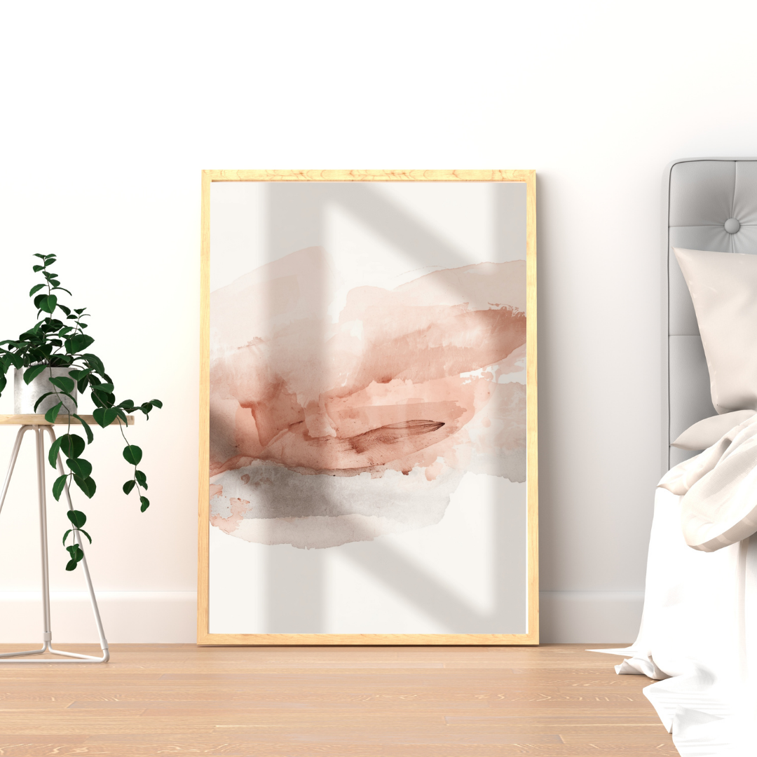 Handen licht en schaduw canvas schilderij in gouden lijst op houten plank naast plant in logeerkamer — minimalistisch wanddecoratie
