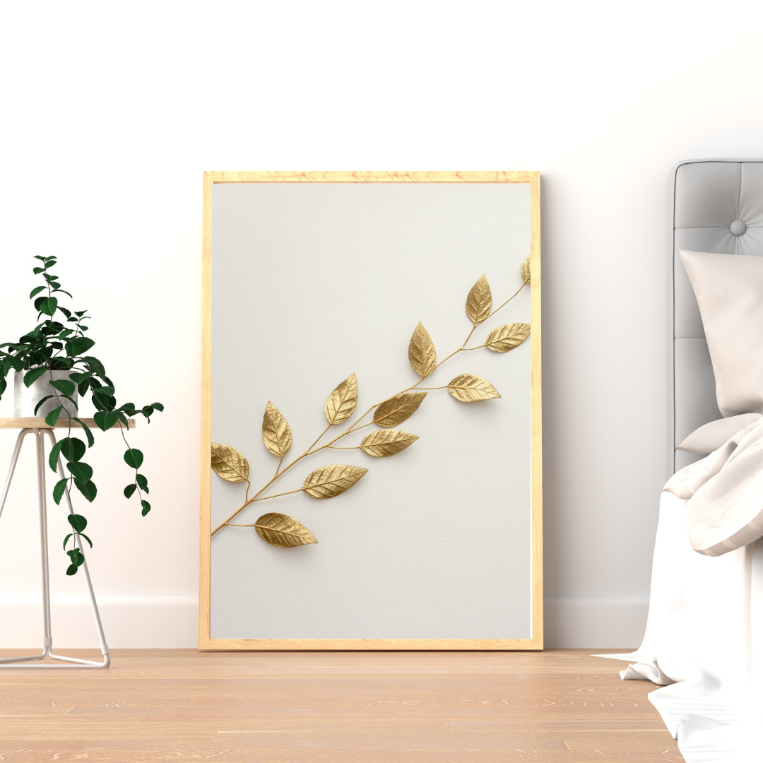 Botanische olijftak schilderij met naturel groene olijftak en ovale blaadjes in gouden lijst staand op houten vloer naast groene plant – fris wall art logeerkamer
