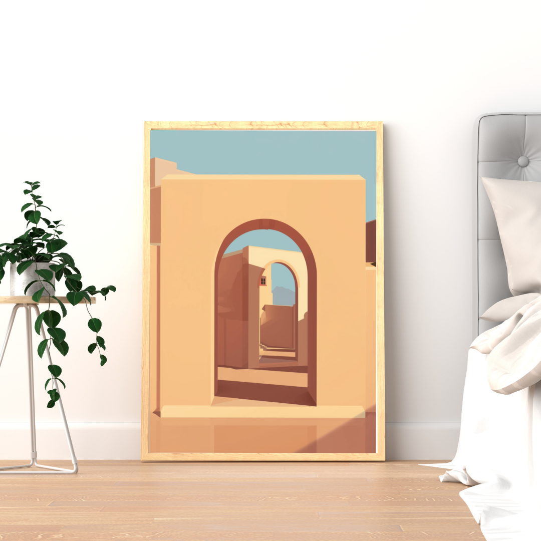 Marokkaanse booggang schilderij met terracotta bogen in perspectief en turquoise lucht in gouden lijst staand op houten vloer naast groene plant – mediterraan wall art logeerkamer
