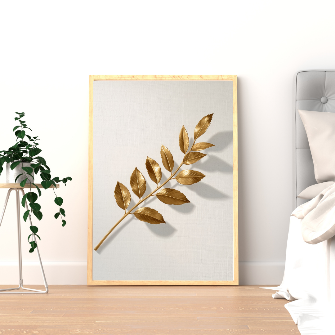 Gouden lauriertak schilderij met glanzende gouden lauriertak en schaduwspel in gouden lijst staand op houten vloer naast groene plant – luxueus wall art logeerkamer
