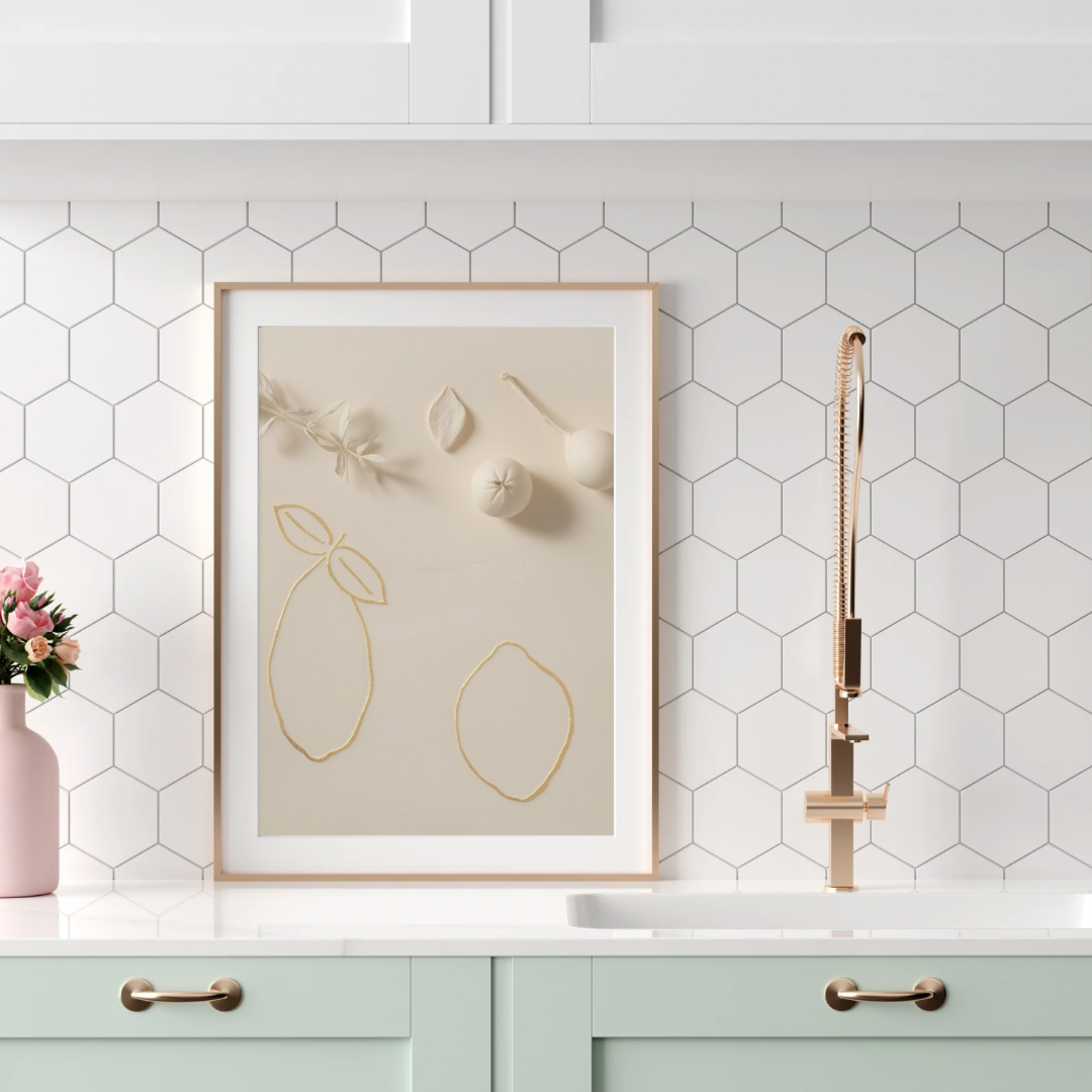 Gouden citrus lijn canvas schilderij in beige lijst boven mintgroene keuken met gouden kraan — minimalistisch wanddecoratie

