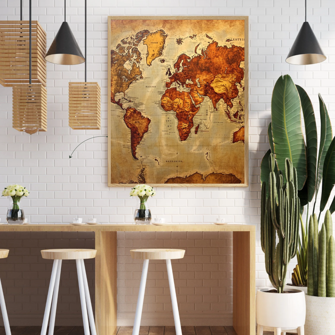 Vintage wereldkaart canvas schilderij aan witte muur in hobbyruimte met houten tafels en hangende lampen — antieke wanddecoratie
