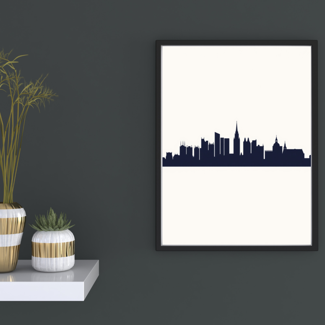 Donkerblauwe skyline canvas schilderij in zwarte lijst aan donkergrijze muur in hal met decoratieve vaas en kaarsen — minimalistisch wanddecoratie
