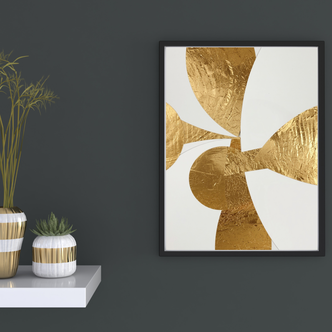 Abstract gouden bloem canvas schilderij in zwarte lijst aan donkergrijze muur in hal met decoratieve vaas en kaarsen — luxe wanddecoratie
