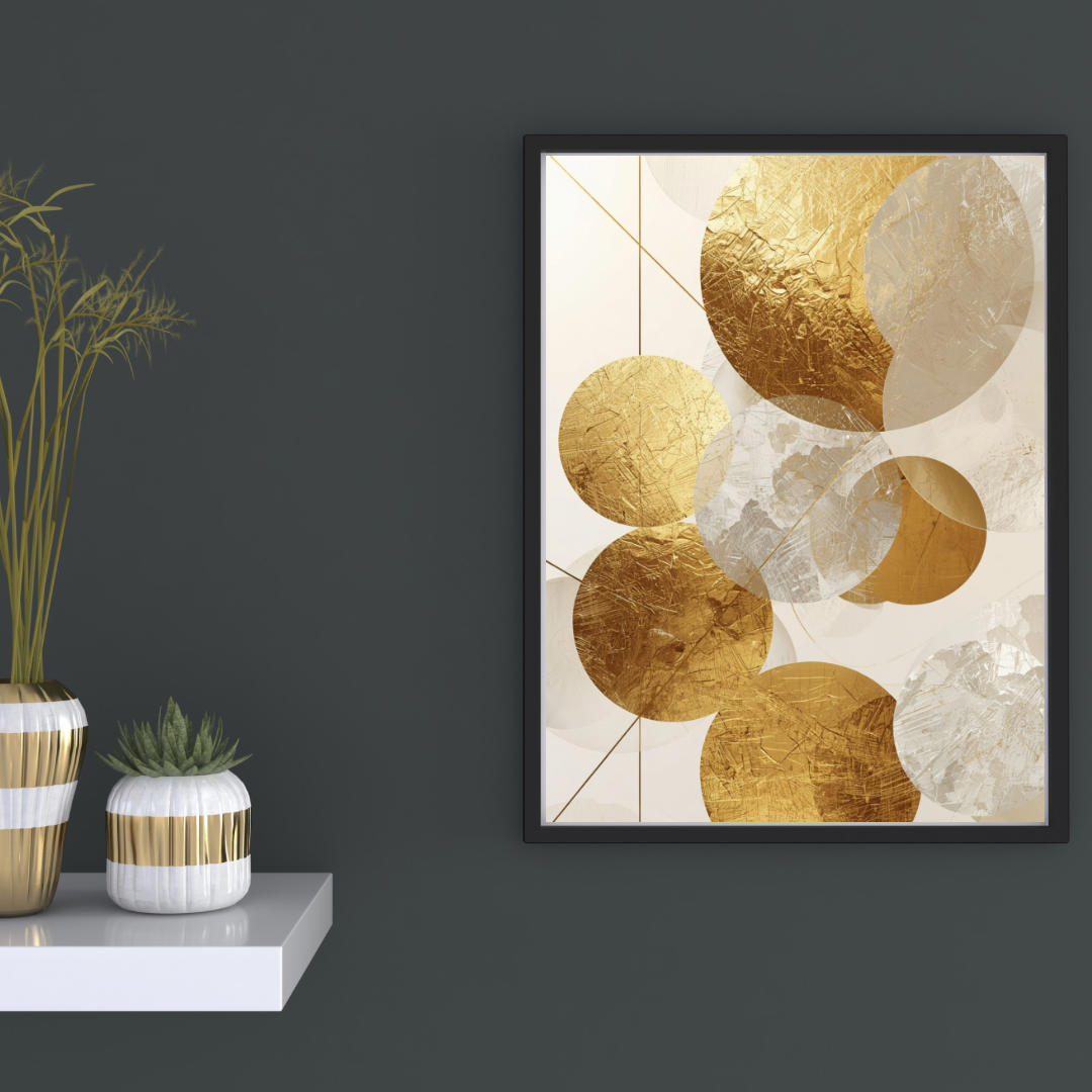 Abstract gouden cirkels canvas schilderij in zwarte lijst aan donkergrijze muur in hal met decoratieve vaas en kaarsen — elegante wanddecoratie
