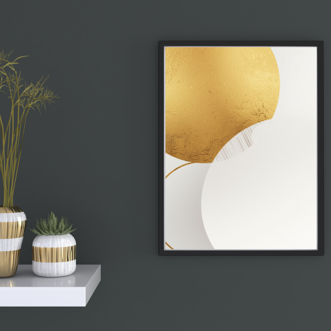 Abstract gouden bollen close-up canvas schilderij in zwarte lijst aan donkergrijze muur in hal met decoratieve vaas en kaarsen — luxe wanddecoratie
