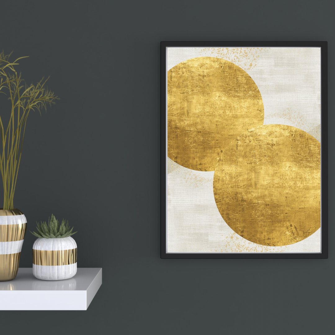 Abstract drie gouden cirkels canvas schilderij in zwarte lijst aan donkergrijze muur in hal met decoratieve vaas en kaarsen — bold luxe wanddecoratie
