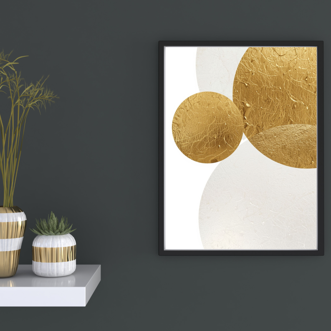 Abstract gouden bol canvas schilderij met centrale gouden cirkel en witte bollen in zwarte lijst aan donkergrijze muur in hal — warm luxe wanddecoratie
