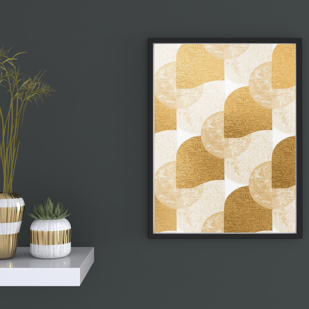 Geometrisch gouden halve cirkels canvas schilderij in retro stijl in zwarte lijst aan donkergrijze muur in hal met decoratieve vaas en kaarsen — warm wanddecoratie
