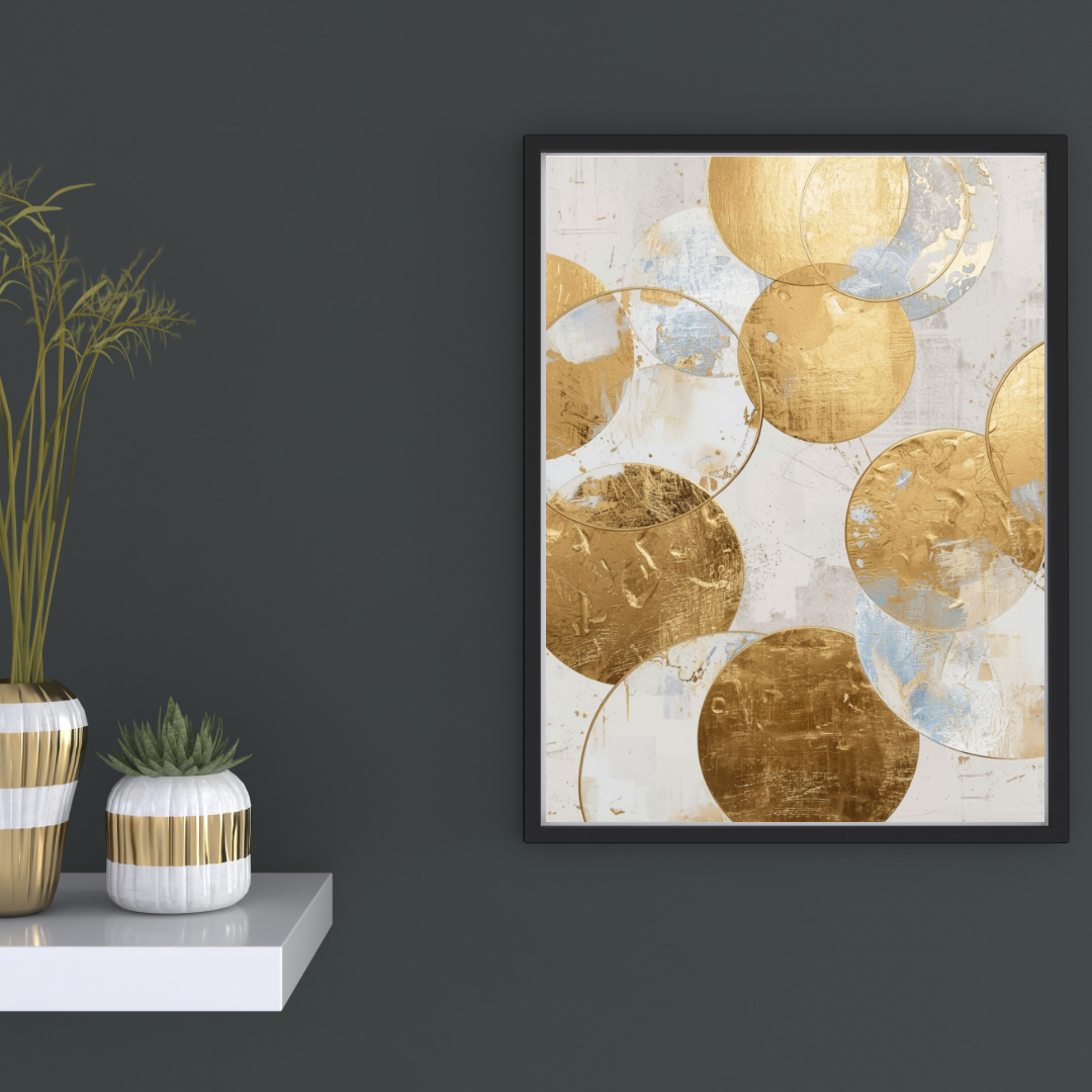 Luchtig abstract gouden cirkels canvas schilderij in zwarte lijst aan donkergrijze muur in hal met decoratieve vaas en kaarsen — elegant wanddecoratie
