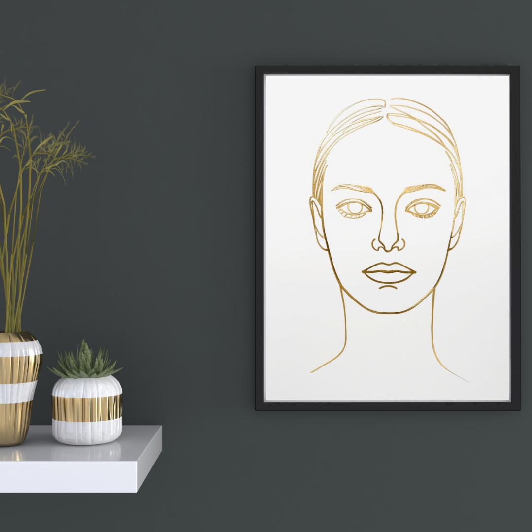 Gouden vrouwenportret canvas schilderij met open ogen en strakke lijnen in zwarte lijst aan donkergrijze muur in hal met decoratieve vaas — elegant wanddecoratie
