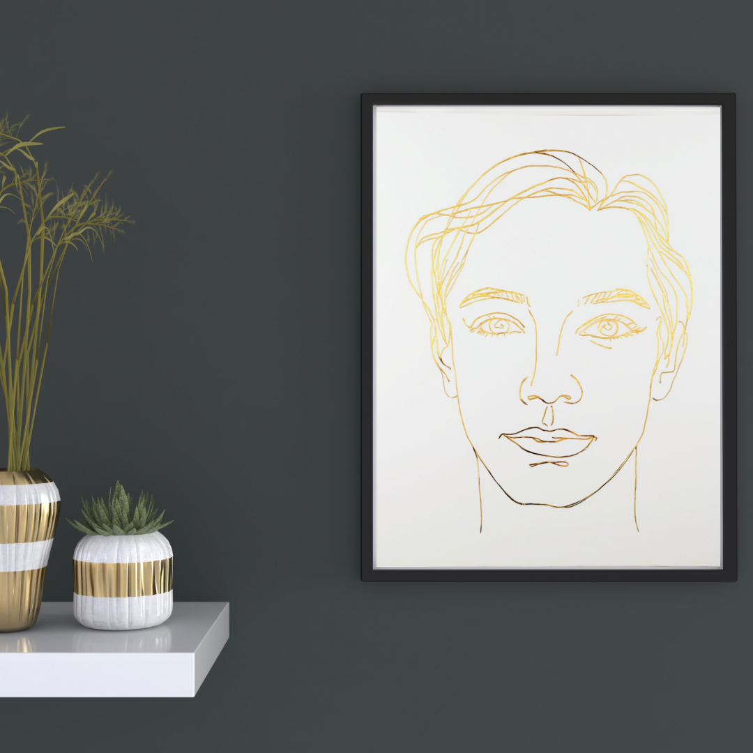 Gouden mannenportret canvas schilderij met lichte gouden lijnen en open ogen in zwarte lijst aan donkergrijze muur in hal met decoratieve vaas — modern wanddecoratie
