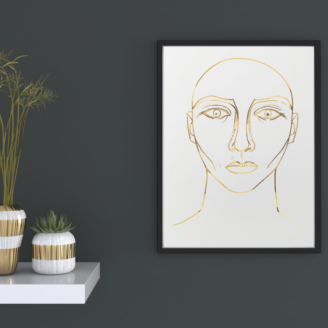 Gouden androgyn portret canvas schilderij met expressieve ogen in zwarte lijst aan donkergrijze muur in hal met decoratieve vaas en kaarsen — gedurfd wanddecoratie
