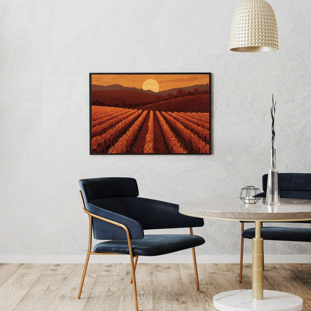 Toscaans wijngaard zonsondergang canvas schilderij aan witte muur in eetkamer met zwarte stoelen en vloerlamp — warm wanddecoratie
