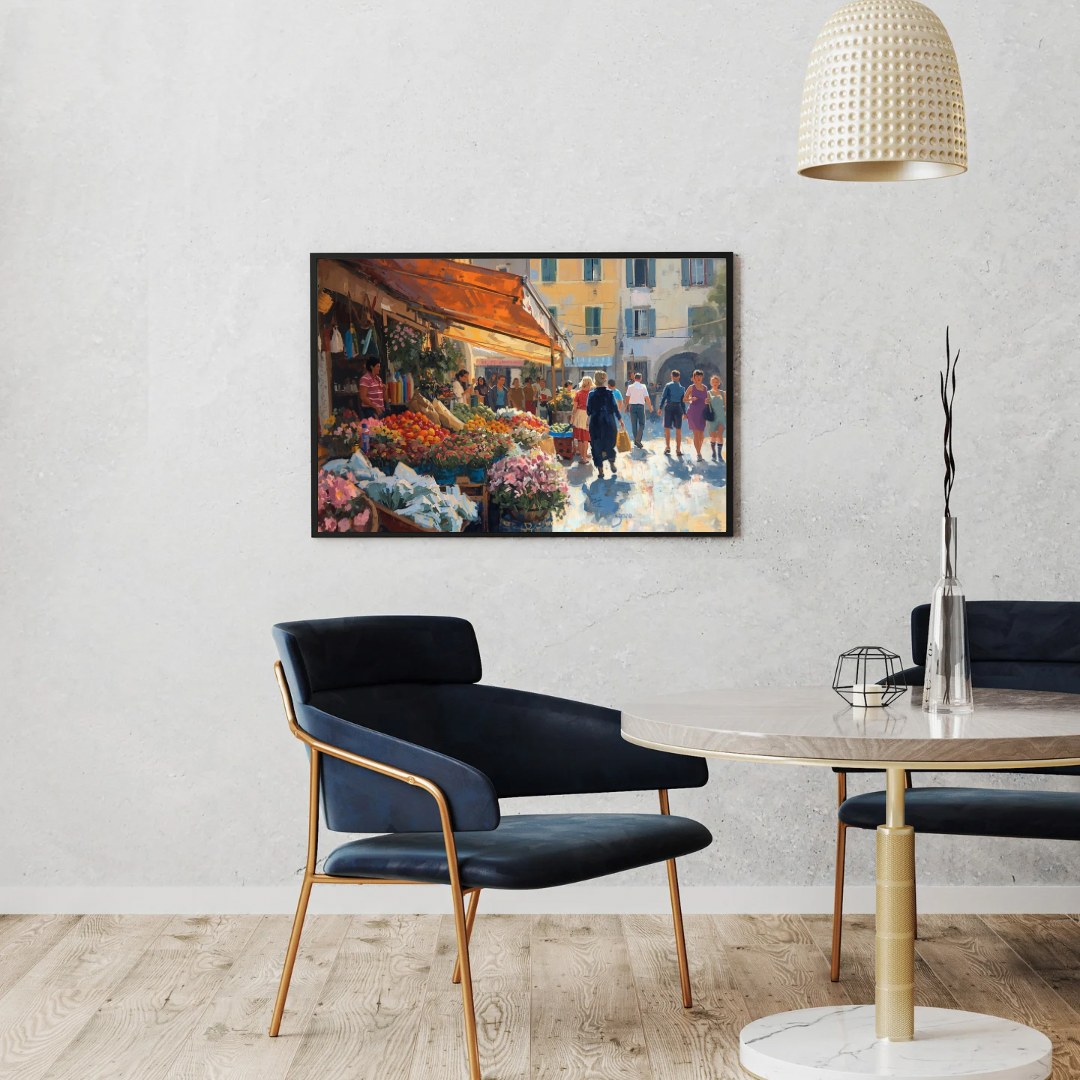 Bloemenmarkt canvas schilderij met kleurrijke kramen en wandelaars in lijst aan witte muur boven zwarte eettafel met stoelen en staande lamp – eetkamer wanddecoratie
