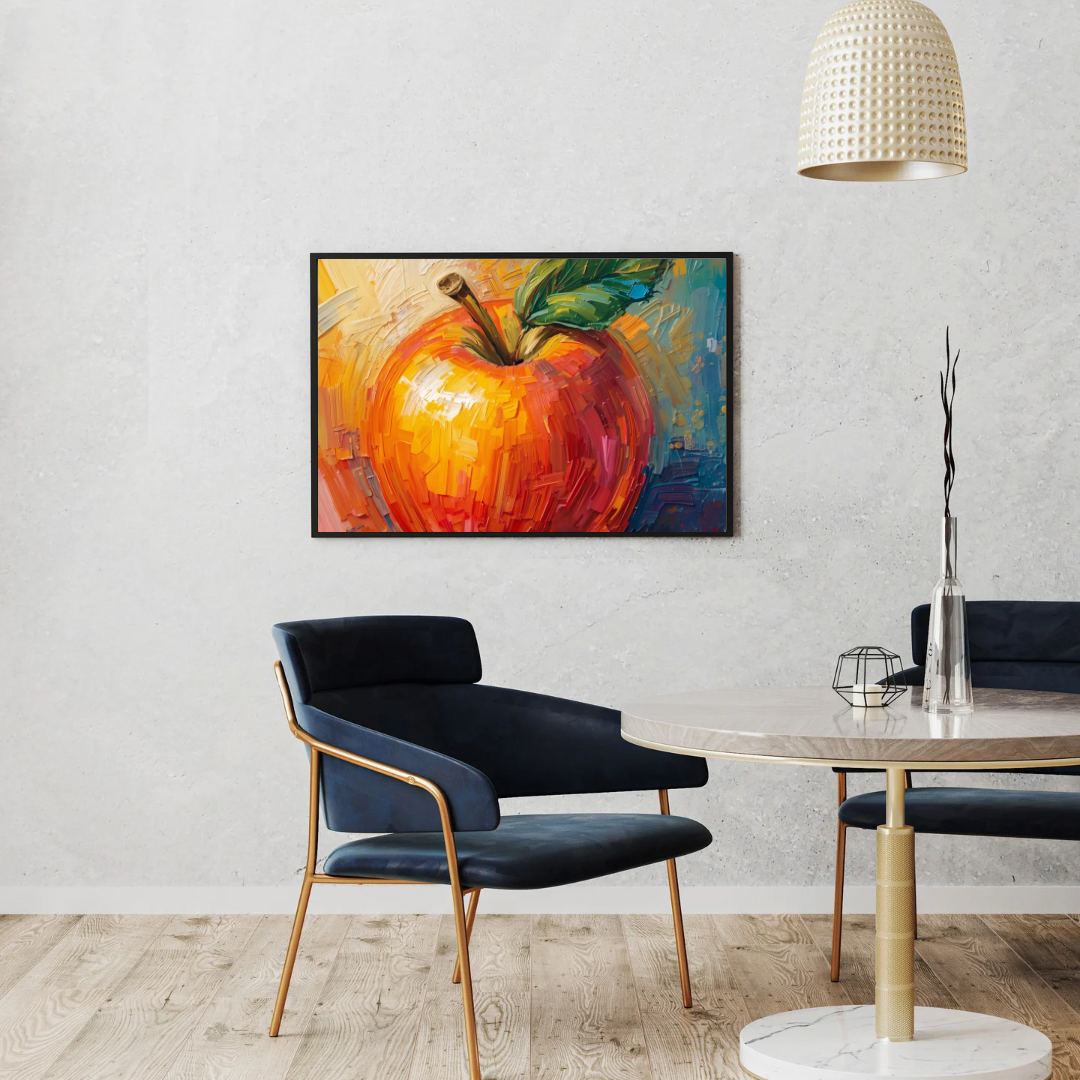 Expressionistisch appel canvas schilderij in oranje en rood in lijst aan witte muur boven zwarte eettafel met stoelen en staande lamp – eetkamer wanddecoratie
