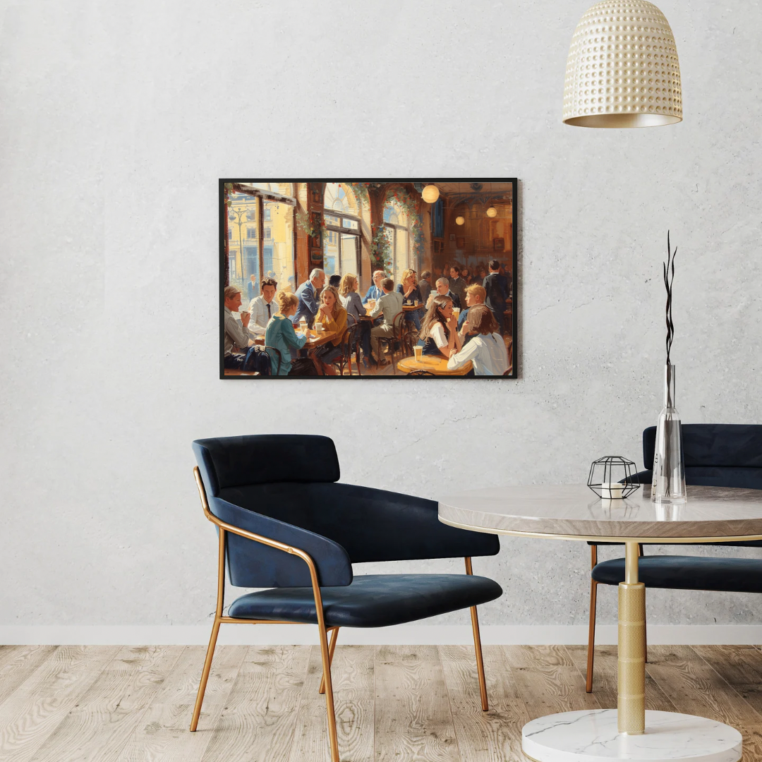 Gezellig restaurant canvas schilderij met café interieur en gasten in lijst aan witte muur boven blauwe bank met eettafel en stoelen – eetkamer wanddecoratie
