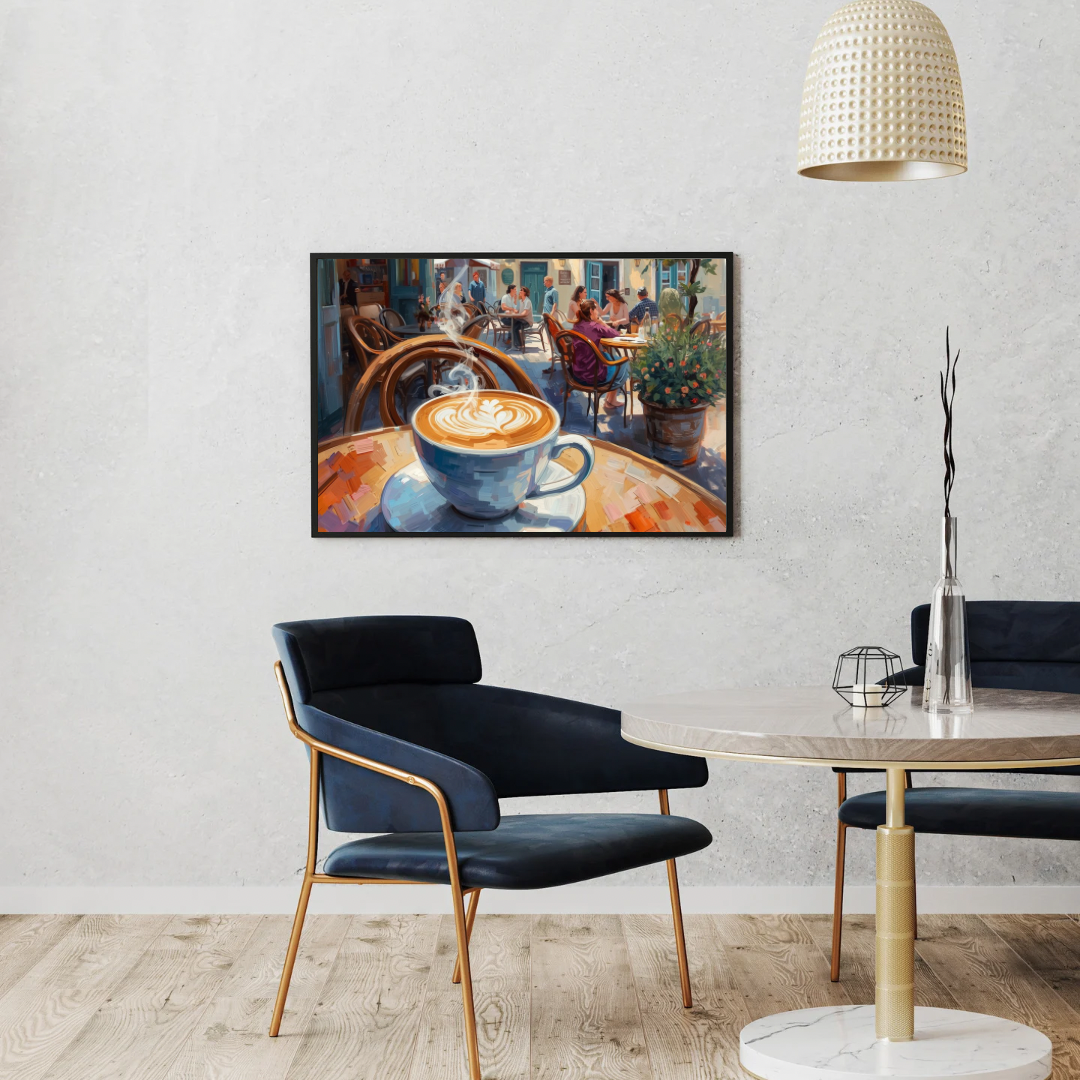 Terras koffie canvas schilderij met latte art en zuiders straatcafé in lijst aan witte muur boven zwarte eettafel met stoelen en staande lamp – eetkamer wanddecoratie
