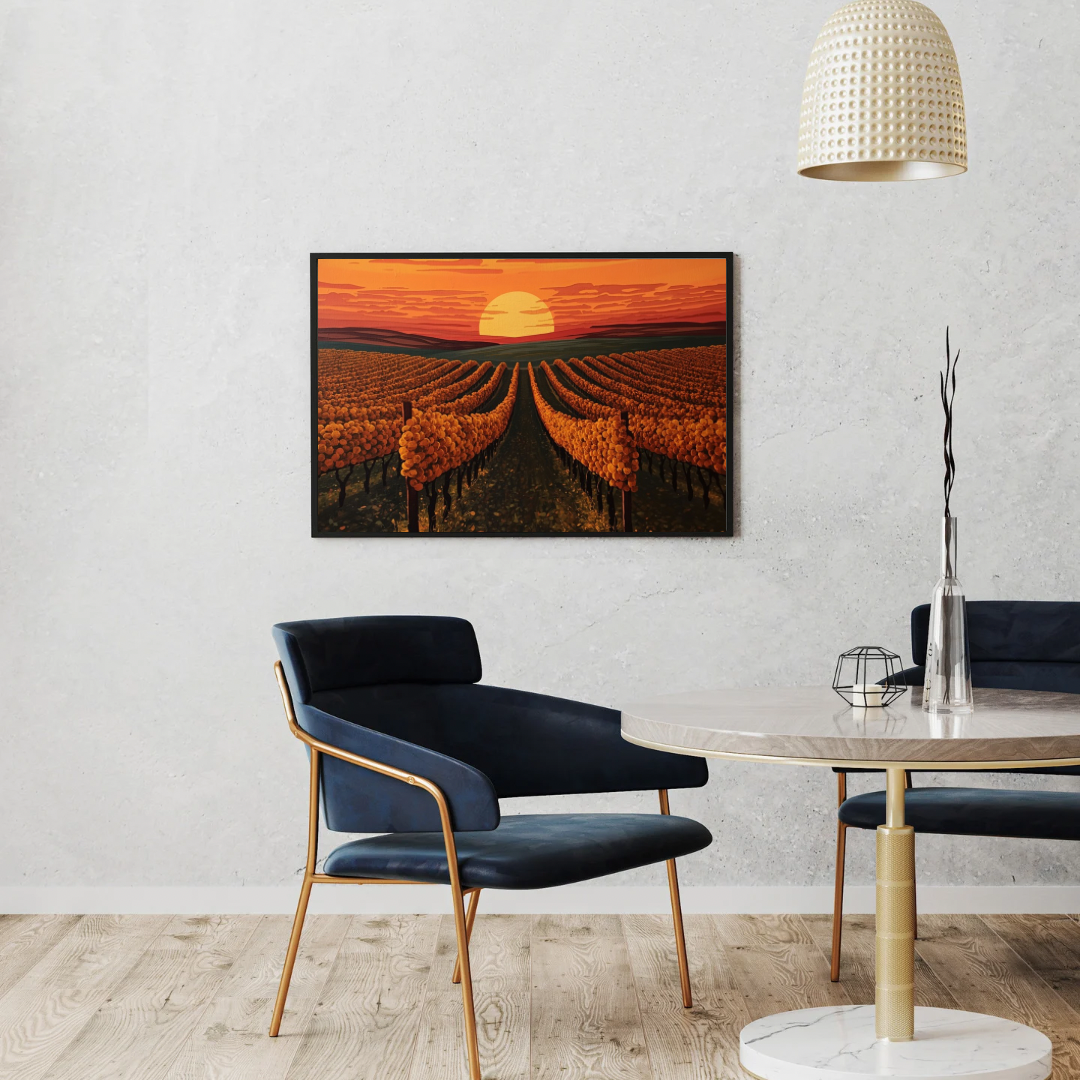 Wijngaard zonsondergang canvas schilderij met vurige avondlucht en gouden wijnstokken in lijst aan witte muur boven zwarte eettafel met stoelen en staande lamp – eetkamer wanddecoratie
